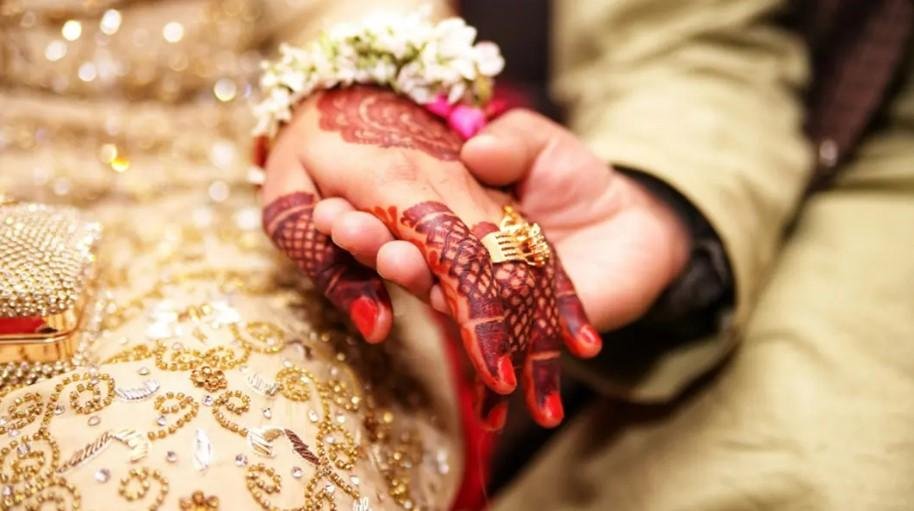 পালিয়ে বিয়ে করায় পুলিশের সামনে মেয়েকে মেরে ফেললেন বাবা-মা